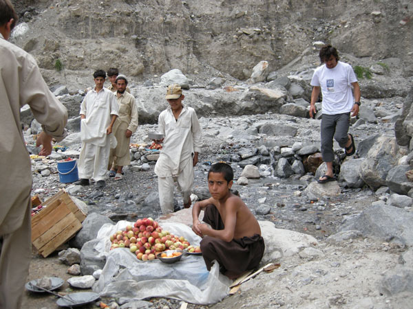 Parada para reponer fruta en la Karakorum-High Way
